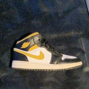 Nike Black and White Sneakers with Timeless Appeal